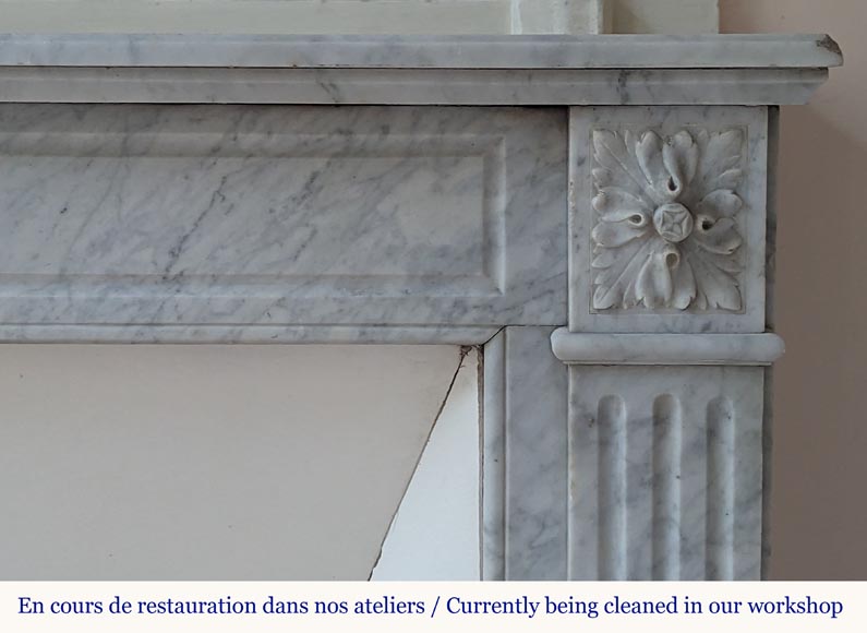 Cheminée de style Louis XVI en marbre de Carrare ornée de tournesols et à pieds cannelés Cheminée de style Louis XVI en marbre de Carrare ornée de tournesols et à pieds cannelés-7