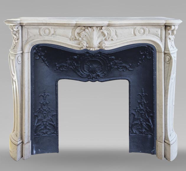 Cheminée de style Louis XV en marbre de Carrare décorée d'une palmette Cheminée de style Louis XV en marbre de Carrare décorée d'une palmette-0