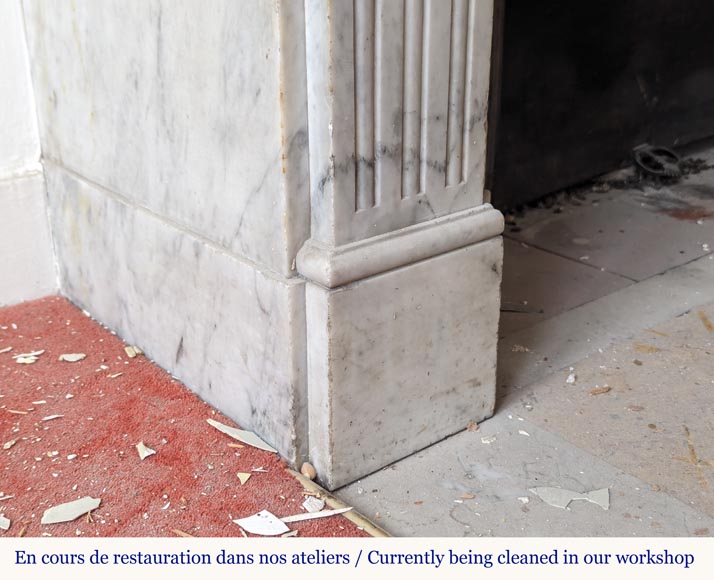 Cheminée de style Louis XVI en marbre de Carrare à cannelures rudentées et feuilles d'acanthe Cheminée de style Louis XVI en marbre de Carrare à cannelures rudentées et feuilles d'acanthe-4