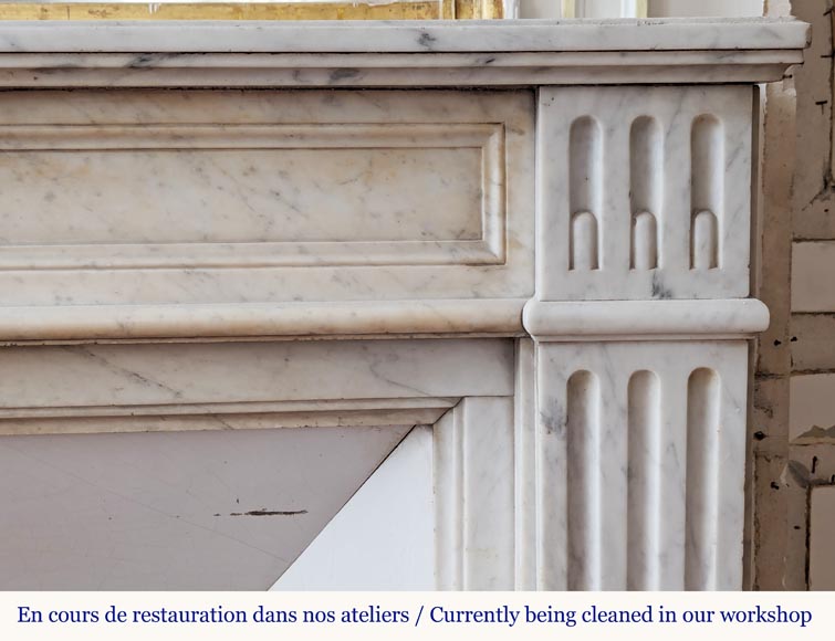 Cheminée de style Louis XVI en marbre de Carrare à cannelures rudentées et feuilles d'acanthe Cheminée de style Louis XVI en marbre de Carrare à cannelures rudentées et feuilles d'acanthe-6