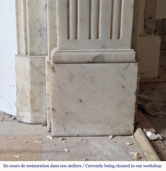 Cheminée de style Louis XVI en marbre de Carrare à cannelures rudentées et feuilles d'acanthe Cheminée de style Louis XVI en marbre de Carrare à cannelures rudentées et feuilles d'acanthe-7