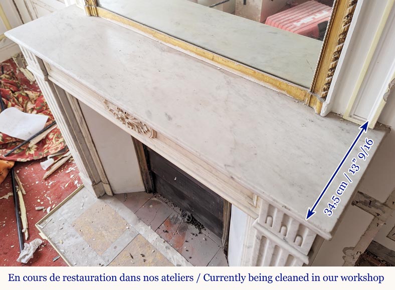 Cheminée de style Louis XVI en marbre de Carrare à cannelures rudentées et feuilles d'acanthe Cheminée de style Louis XVI en marbre de Carrare à cannelures rudentées et feuilles d'acanthe-8