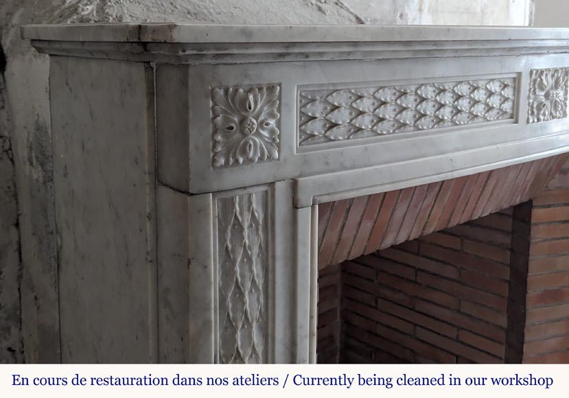 Cheminée de style Louis XVI en marbre de Carrare décorée d'une frise de houx Cheminée de style Louis XVI en marbre de Carrare décorée d'une frise de houx-5