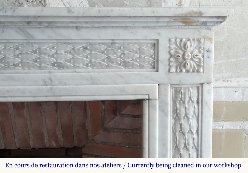 Cheminée de style Louis XVI en marbre de Carrare décorée d'une frise de houx Cheminée de style Louis XVI en marbre de Carrare décorée d'une frise de houx-9