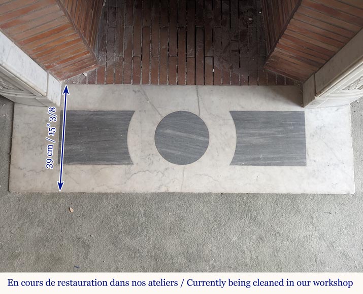 Cheminée de style Louis XVI en marbre de Carrare décorée d'une frise de houx Cheminée de style Louis XVI en marbre de Carrare décorée d'une frise de houx-11