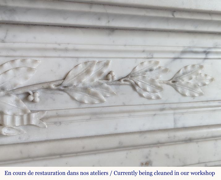 Cheminée arrondie de style Louis XVI en marbre de Carrare ornée d'une couronne de laurier Cheminée arrondie de style Louis XVI en marbre de Carrare ornée d'une couronne de laurier-3