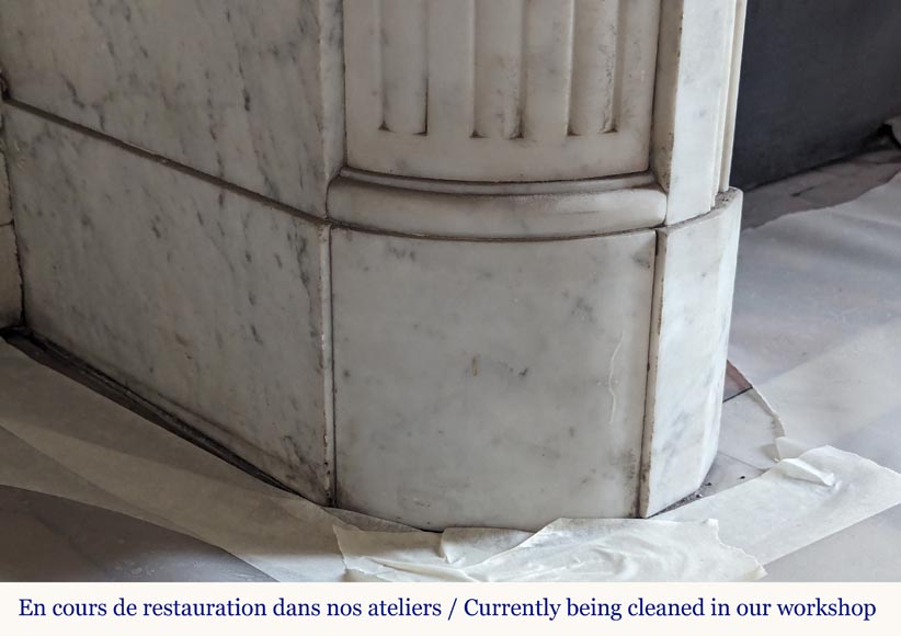Cheminée arrondie de style Louis XVI en marbre de Carrare ornée d'une couronne de laurier Cheminée arrondie de style Louis XVI en marbre de Carrare ornée d'une couronne de laurier-8