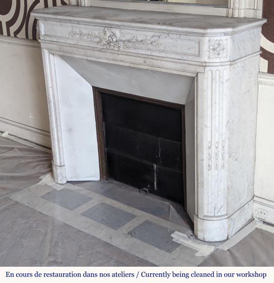 Cheminée arrondie de style Louis XVI en marbre de Carrare ornée d'une couronne de laurier Cheminée arrondie de style Louis XVI en marbre de Carrare ornée d'une couronne de laurier-9