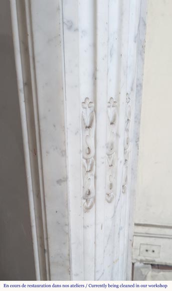 Cheminée arrondie de style Louis XVI en marbre de Carrare ornée d'une couronne de laurier Cheminée arrondie de style Louis XVI en marbre de Carrare ornée d'une couronne de laurier-11