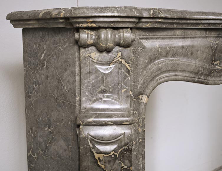 Cheminée de style Louis XV, modèle Pompadour, en marbre gris veiné-3