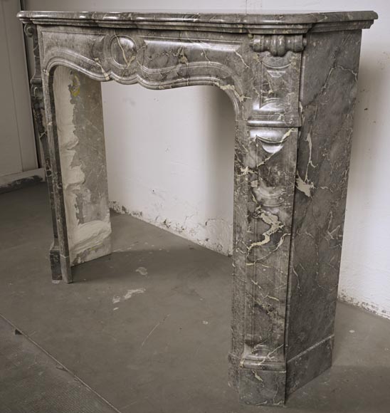 Cheminée de style Louis XV, modèle Pompadour, en marbre gris veiné-5