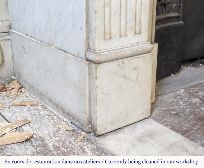 Cheminée de style Louis XVI en marbre de Carrare ornée de rosaces Cheminée de style Louis XVI en marbre de Carrare ornée de rosaces-4