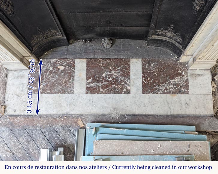 Cheminée de style Louis XVI en marbre de Carrare ornée de rosaces Cheminée de style Louis XVI en marbre de Carrare ornée de rosaces-7