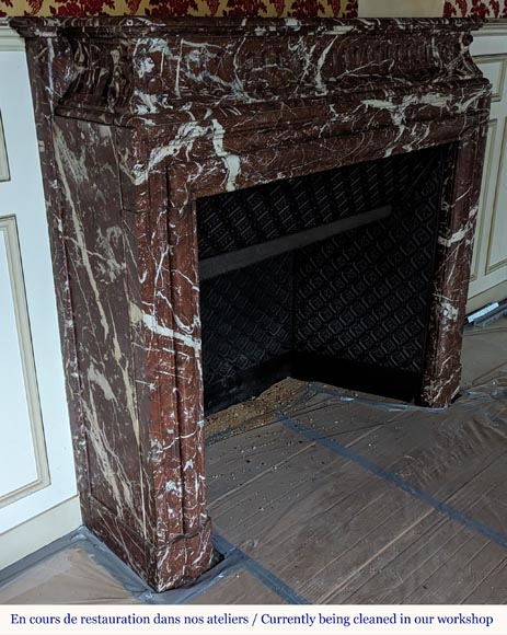 Cheminée de style Louis XIV à acrotère en marbre Rouge du Nord Cheminée de style Louis XIV à acrotère en marbre Rouge du Nord-2