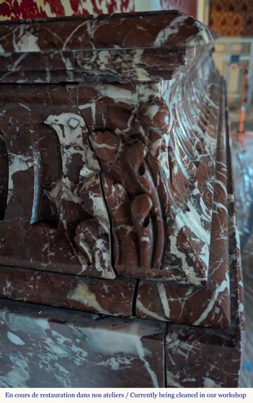 Cheminée de style Louis XIV à acrotère en marbre Rouge du Nord Cheminée de style Louis XIV à acrotère en marbre Rouge du Nord-4