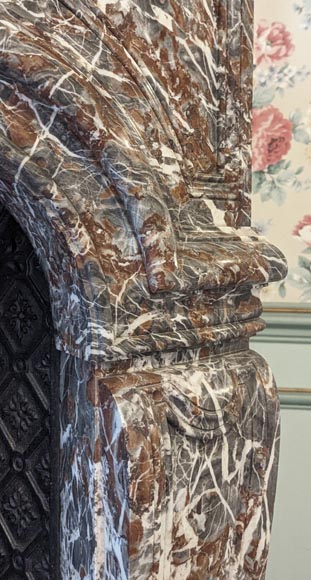 Imposante cheminée de style Régence, sculptée dans un beau marbre Rouge Royal très veinée Imposante cheminée de style Régence, sculptée dans un beau marbre Rouge Royal très veinée-8