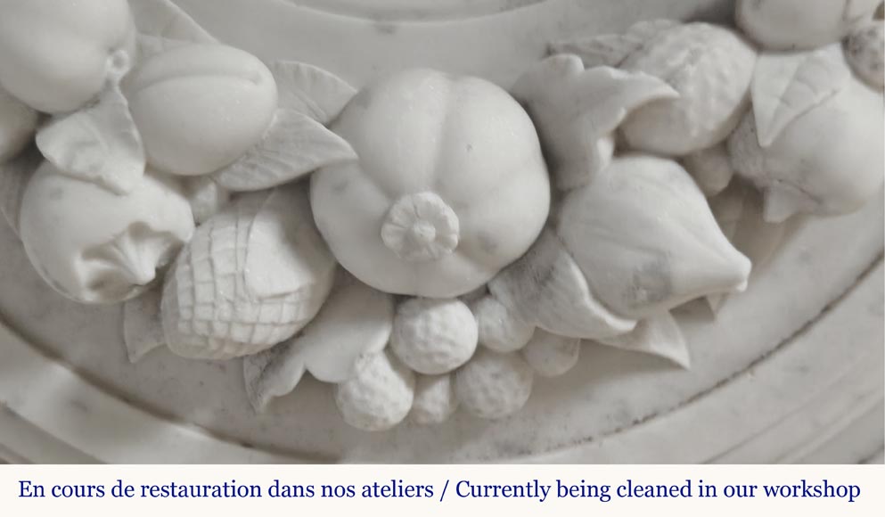 Cheminée de style Napoléon III en marbre de Carrare, décorée d'une frise de fruits Cheminée de style Napoléon III en marbre de Carrare, décorée d'une frise de fruits-2