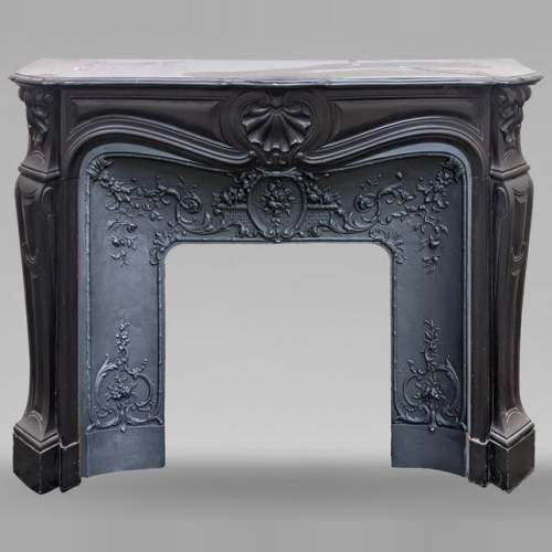 Cheminée de style Louis XV à coquille sculptée en marbre noir fin