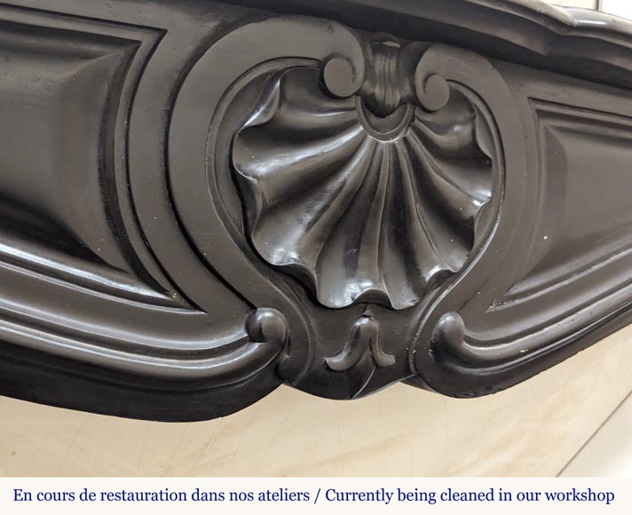 Cheminée de style Louis XV à coquille sculptée en marbre noir fin Cheminée de style Louis XV à coquille sculptée en marbre noir fin-2