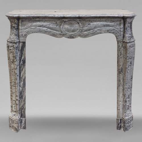 Cheminée de style Louis XV modèle Pompadour en marbre Bleu Fleuri