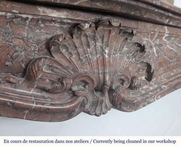 Cheminée de style Louis XV en marbre Rouge du Nord ornée d'une coquille mouvementée Cheminée de style Louis XV en marbre Rouge du Nord ornée d'une coquille mouvementée-2