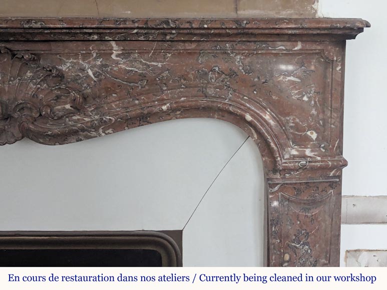 Cheminée de style Louis XV en marbre Rouge du Nord ornée d'une coquille mouvementée Cheminée de style Louis XV en marbre Rouge du Nord ornée d'une coquille mouvementée-7