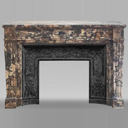 Cheminée de style Louis XVI en brèche de Médous