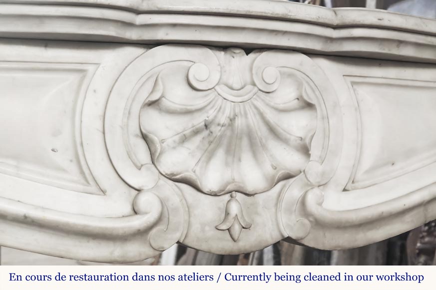 Cheminée de style Louis XV à trois coquilles, en marbre de Carrare Cheminée de style Louis XV à trois coquilles, en marbre de Carrare-2