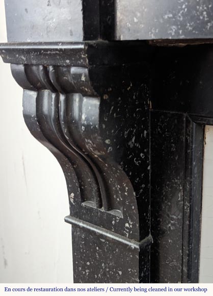 Cheminée de style Napoléon III en marbre noir moucheté à modillons Cheminée de style Napoléon III en marbre noir moucheté à modillons-4