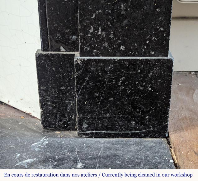 Cheminée de style Napoléon III en marbre noir moucheté à modillons Cheminée de style Napoléon III en marbre noir moucheté à modillons-8