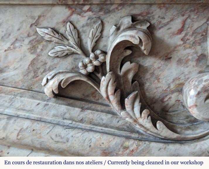 Importante cheminée de style Louis XV galbée et finement sculptée en marbre Sarrancolin Importante cheminée de style Louis XV galbée et finement sculptée en marbre Sarrancolin-3