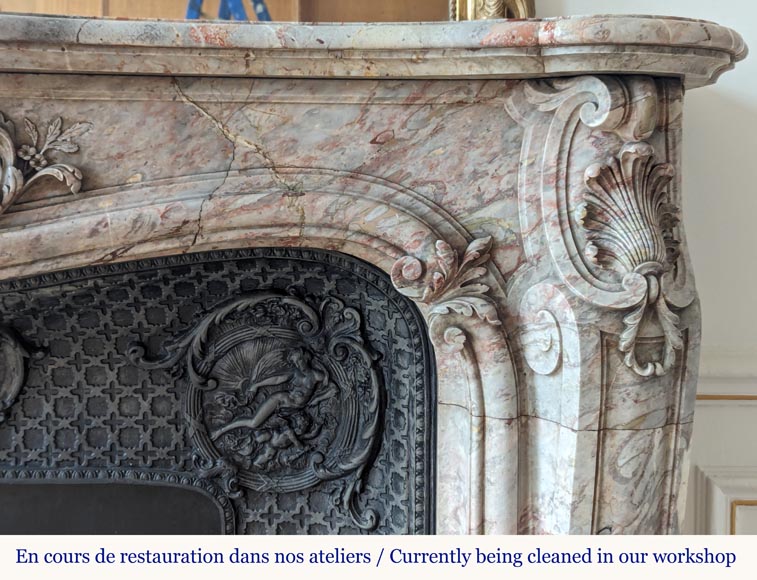Importante cheminée de style Louis XV galbée et finement sculptée en marbre Sarrancolin Importante cheminée de style Louis XV galbée et finement sculptée en marbre Sarrancolin-10