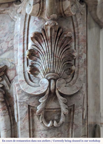 Importante cheminée de style Louis XV galbée et finement sculptée en marbre Sarrancolin Importante cheminée de style Louis XV galbée et finement sculptée en marbre Sarrancolin-11