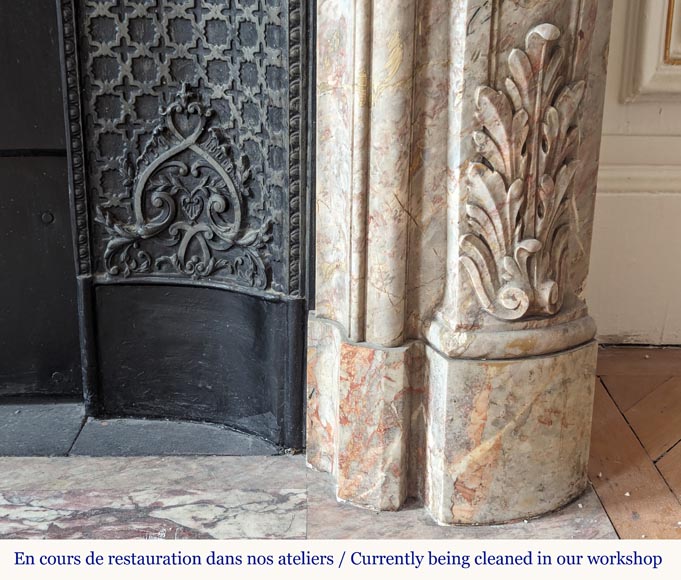 Importante cheminée de style Louis XV galbée et finement sculptée en marbre Sarrancolin Importante cheminée de style Louis XV galbée et finement sculptée en marbre Sarrancolin-12