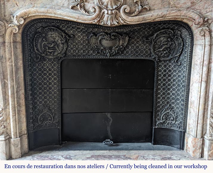 Importante cheminée de style Louis XV galbée et finement sculptée en marbre Sarrancolin Importante cheminée de style Louis XV galbée et finement sculptée en marbre Sarrancolin-13