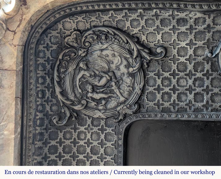 Importante cheminée de style Louis XV galbée et finement sculptée en marbre Sarrancolin Importante cheminée de style Louis XV galbée et finement sculptée en marbre Sarrancolin-14