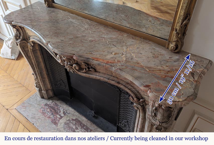 Importante cheminée de style Louis XV galbée et finement sculptée en marbre Sarrancolin Importante cheminée de style Louis XV galbée et finement sculptée en marbre Sarrancolin-16