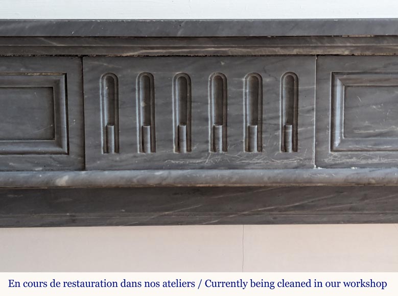 Cheminée de style Louis XVI à cannelures rudentées ornée de rosaces sculptée en marbre Turquin Cheminée de style Louis XVI à cannelures rudentées ornée de rosaces sculptée en marbre Turquin-1