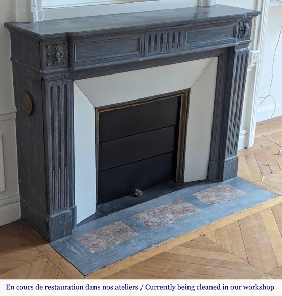 Cheminée de style Louis XVI à cannelures rudentées ornée de rosaces sculptée en marbre Turquin Cheminée de style Louis XVI à cannelures rudentées ornée de rosaces sculptée en marbre Turquin-2