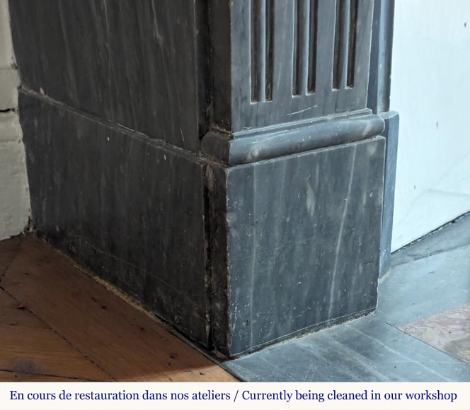 Cheminée de style Louis XVI à cannelures rudentées ornée de rosaces sculptée en marbre Turquin Cheminée de style Louis XVI à cannelures rudentées ornée de rosaces sculptée en marbre Turquin-4