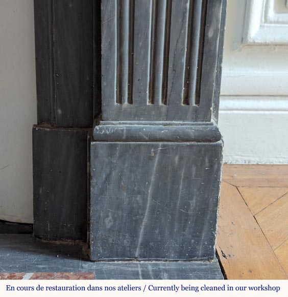 Cheminée de style Louis XVI à cannelures rudentées ornée de rosaces sculptée en marbre Turquin Cheminée de style Louis XVI à cannelures rudentées ornée de rosaces sculptée en marbre Turquin-8