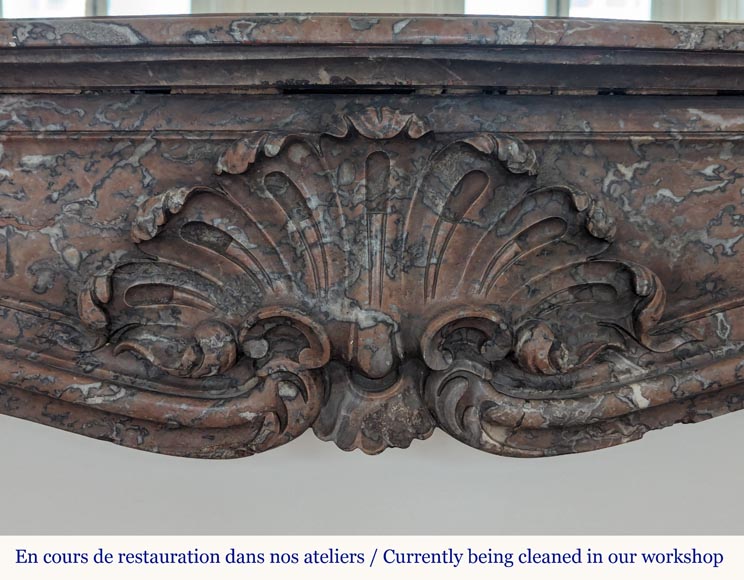 Cheminée de style Louis XV en marbre Rouge du Nord décorée d'une coquille Cheminée de style Louis XV en marbre Rouge du Nord décorée d'une coquille-1