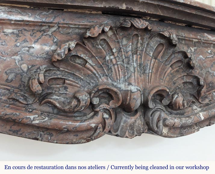 Cheminée de style Louis XV en marbre Rouge du Nord décorée d'une coquille Cheminée de style Louis XV en marbre Rouge du Nord décorée d'une coquille-2