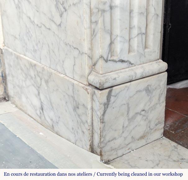 Cheminée de style Louis XVI en marbre de Carrare veiné aux cannelures Cheminée de style Louis XVI en marbre de Carrare veiné aux cannelures-4