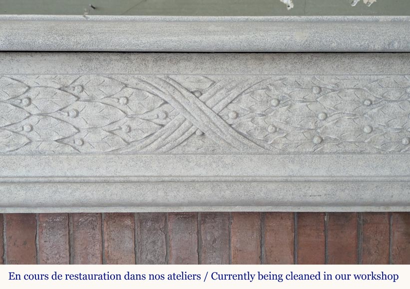 Cheminée en pierre de style Napoléon III ornée d'une frise de houx Cheminée en pierre de style Napoléon III ornée d'une frise de houx-1