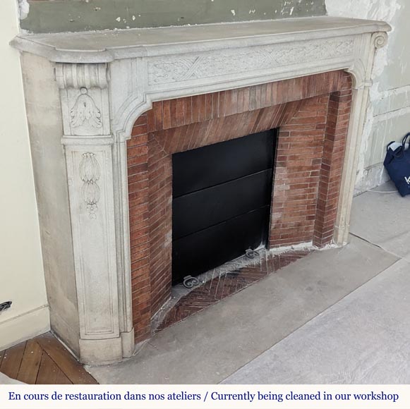 Cheminée en pierre de style Napoléon III ornée d'une frise de houx Cheminée en pierre de style Napoléon III ornée d'une frise de houx-2