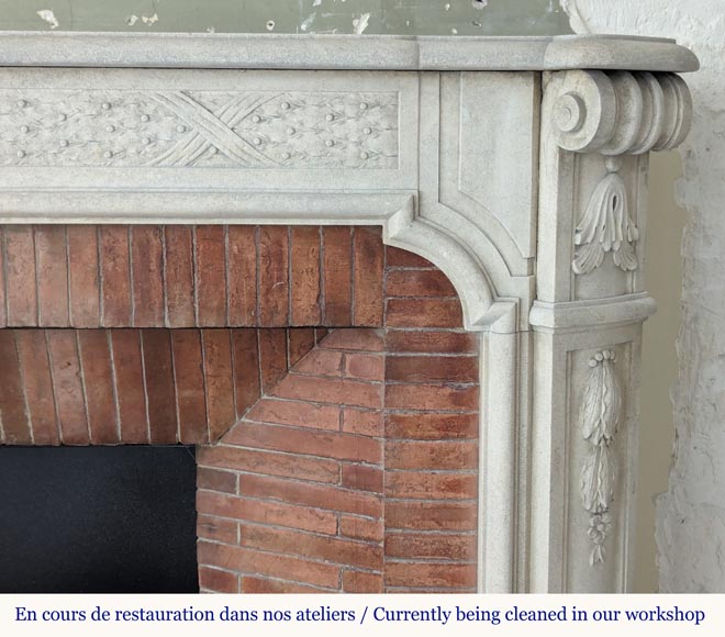Cheminée en pierre de style Napoléon III ornée d'une frise de houx Cheminée en pierre de style Napoléon III ornée d'une frise de houx-7