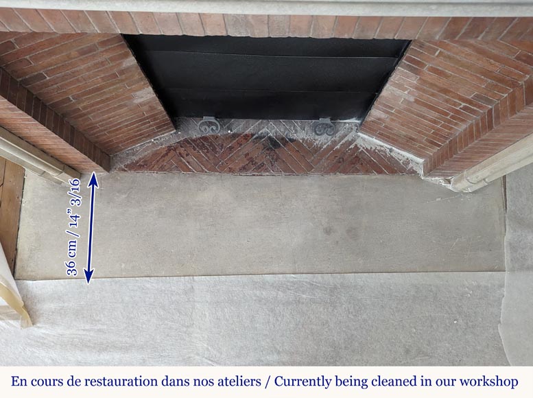 Cheminée en pierre de style Napoléon III ornée d'une frise de houx Cheminée en pierre de style Napoléon III ornée d'une frise de houx-9