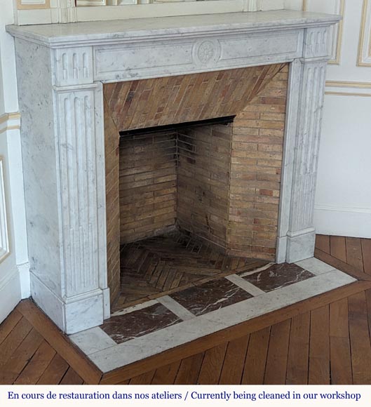 Cheminée de style Louis XVI en marbre de Carrare ornée d'un tournesol Cheminée de style Louis XVI en marbre de Carrare ornée d'un tournesol-2