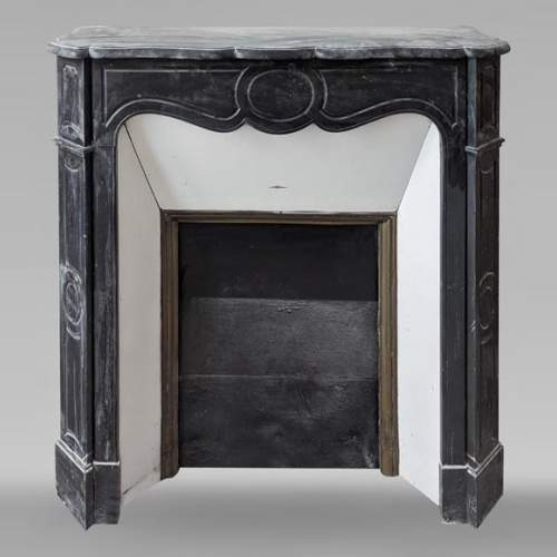 Cheminée de style Louis XV modèle Pompadour en marbre noir moucheté